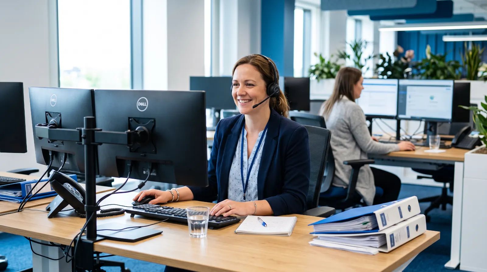 Agente de back office de Luytel trabajando con auriculares en la oficina
